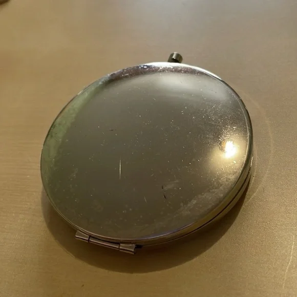 VINTAGE SHANG HAI Compact Mirror Sliver Gold diameter 3 in - Picture 4 of 4
